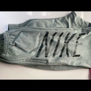 GREY ANKLE LENGHT NIKE FLEECE PANTS SIZE: S